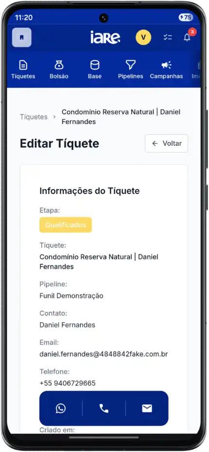 Tela do tíquete no celular com os botões de contato rápido por WhatsApp, ligação e e-mail.